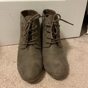 AZ LAWRENCE woman’s shoes. Color: greyish brown Size:8